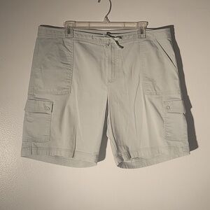 LL Bean Favorite Fit Women's Light Green Cargo 6 Pockets Shorts, Size: 18 Reg.